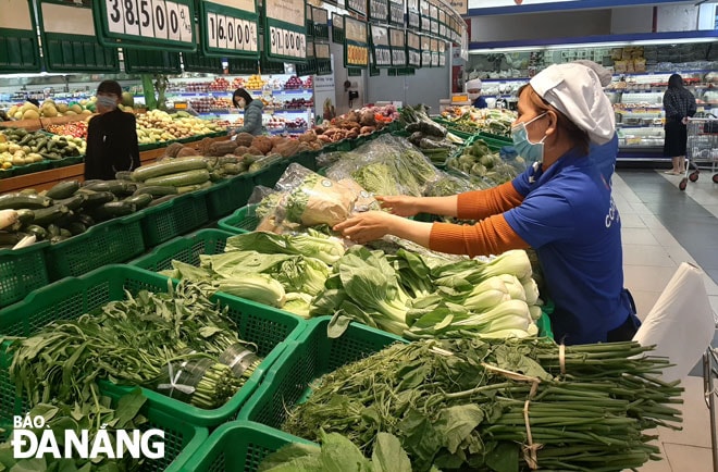 Hệ thống siêu thị Co.opmart chuẩn bị hàng hóa phục vụ người dân mua sắm đang có xu hướng tăng sau Tết Tân Sửu 2021. Ảnh: KHÁNH HÒA