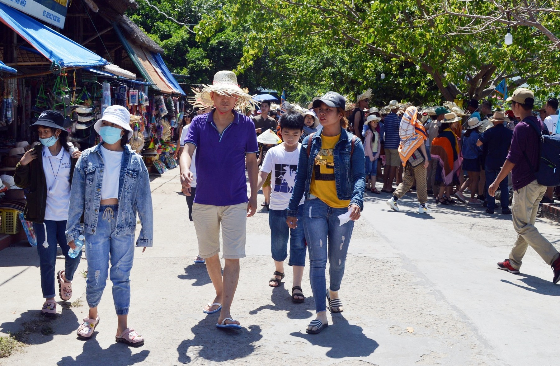 Đa phần du khách đến Cù Lao Chàm thông qua các công ty lữ hành Đà Nẵng
