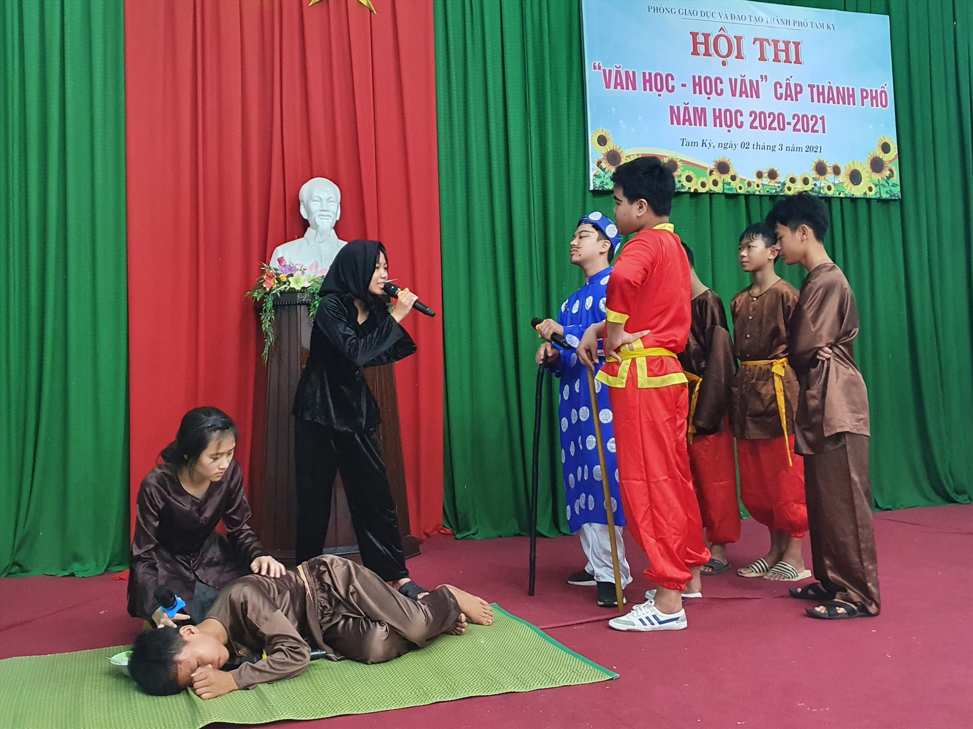 Tiểu phẩm “Tức nước vỡ bờ” của học sinh Trường THCS Nguyễn Khuyến. Ảnh: L.T
