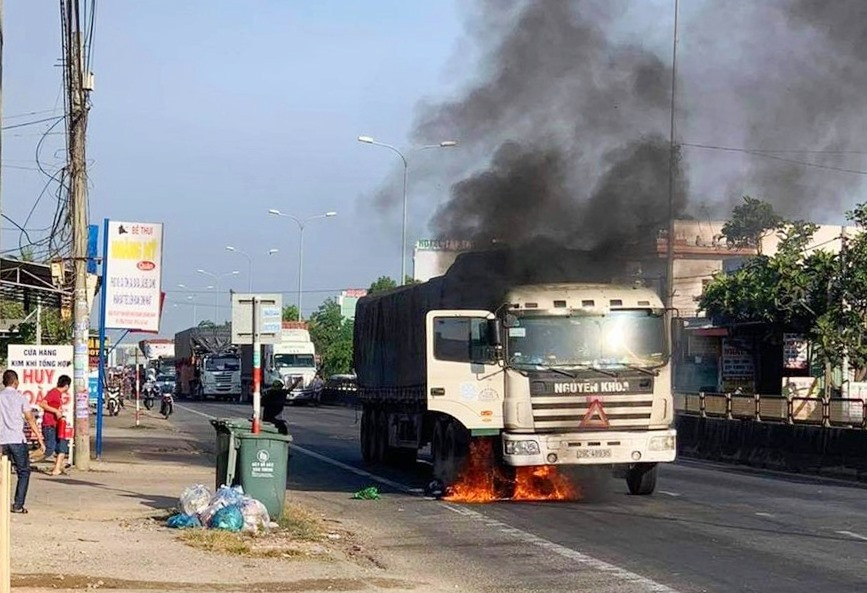 Xe tải bốc cháy trên quốc lộ 1 qua địa bàn huyện Núi Thành, tỉnh Quảng Nam. Ảnh: N.T