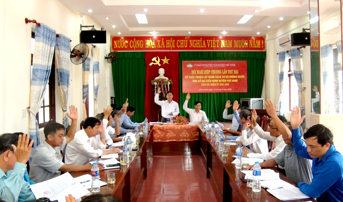 Biểu quyết bằng hình thức dơ tay thông qua danh sách sơ bộ người ứng cử đại biểu HĐND huyện Phú Ninh khóa XII. Ảnh: Q.V