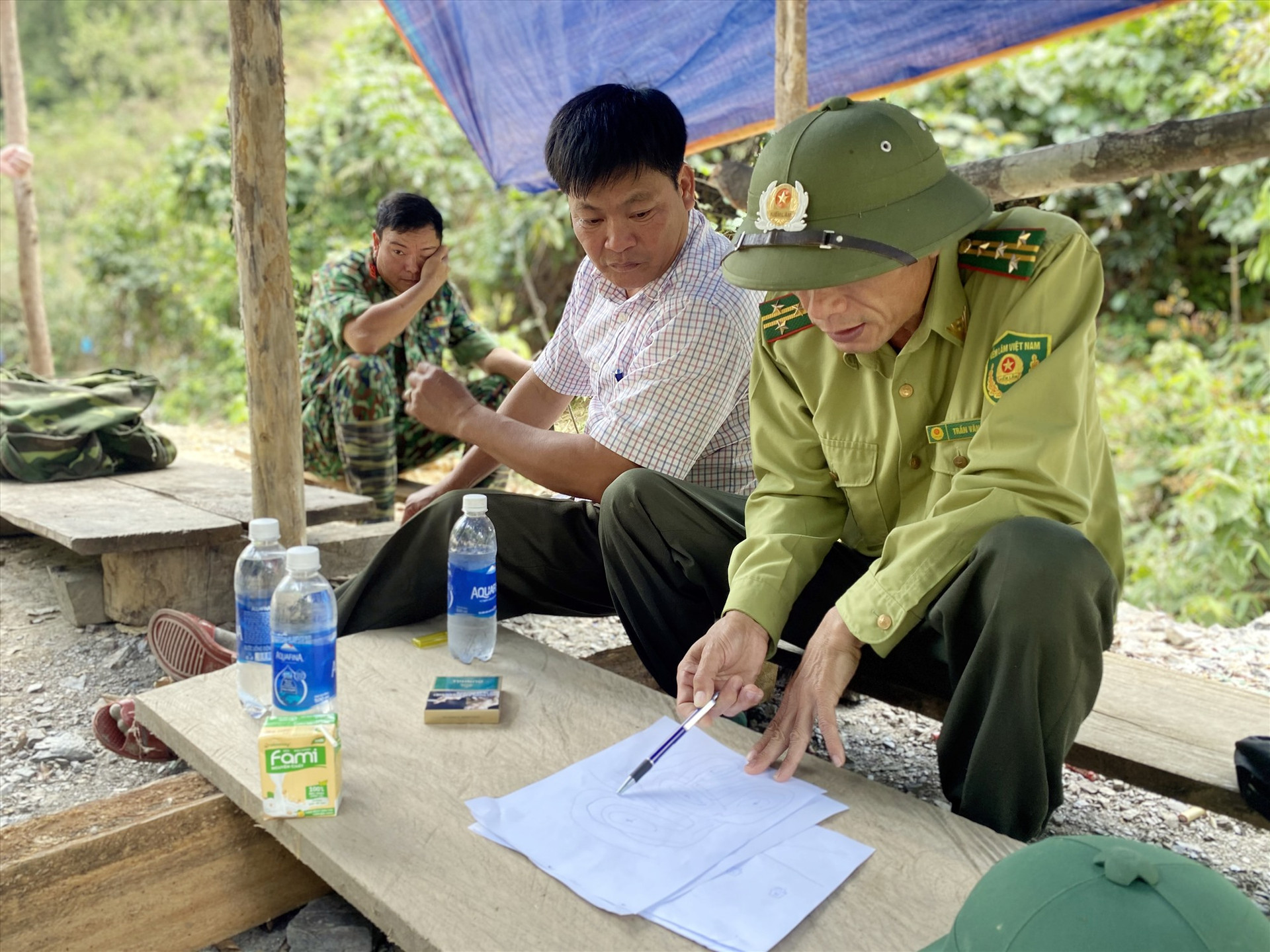 Lực lượng kiểm lâm rà soát các vị trí xâm hại rừng trong Vườn quốc gia Sông Thanh. Ảnh: H.P