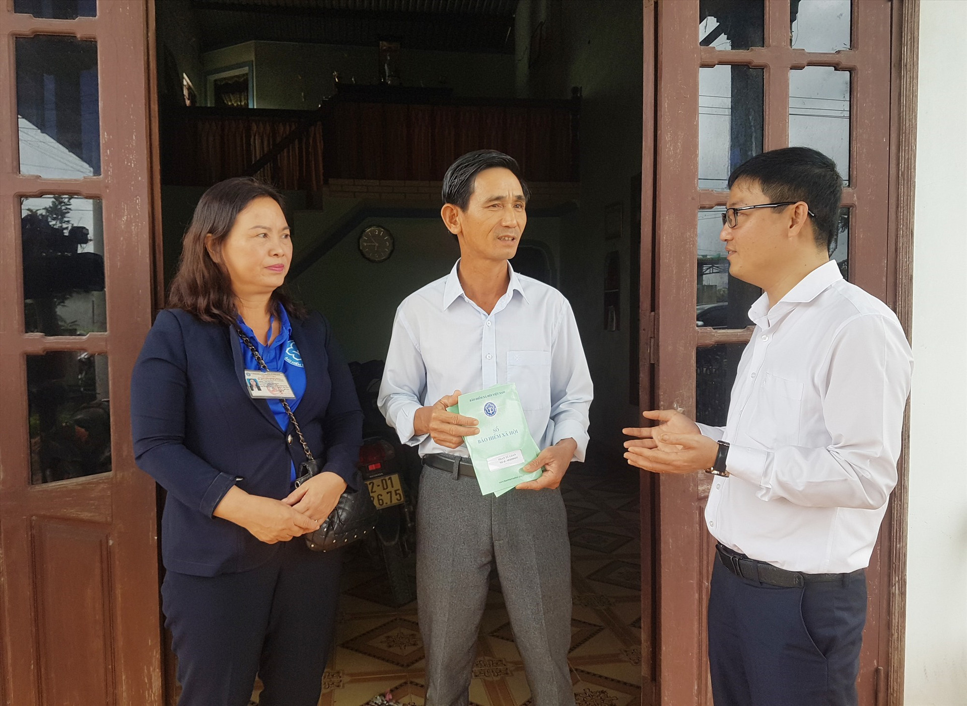 Tuyên truyền BHXH tự nguyện cho người dân tại Điện Bàn. Ảnh: D.L
