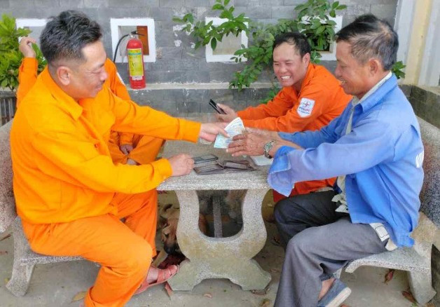 Hai anh công nhân trao trả lại chiếc ví cho anh Nguyễn Nhựt