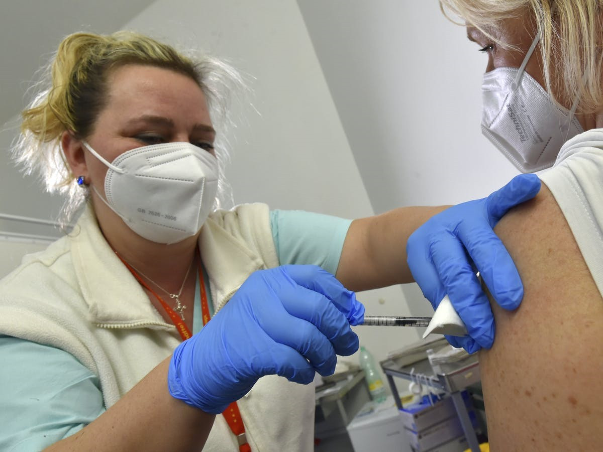 Kế hoạch tiêm phòng vắc xin ngừa Covid-19 do AstraZeneca phát triển đang được khởi động lại tại nhiều quốc gia châu Âu. Ảnh: APP