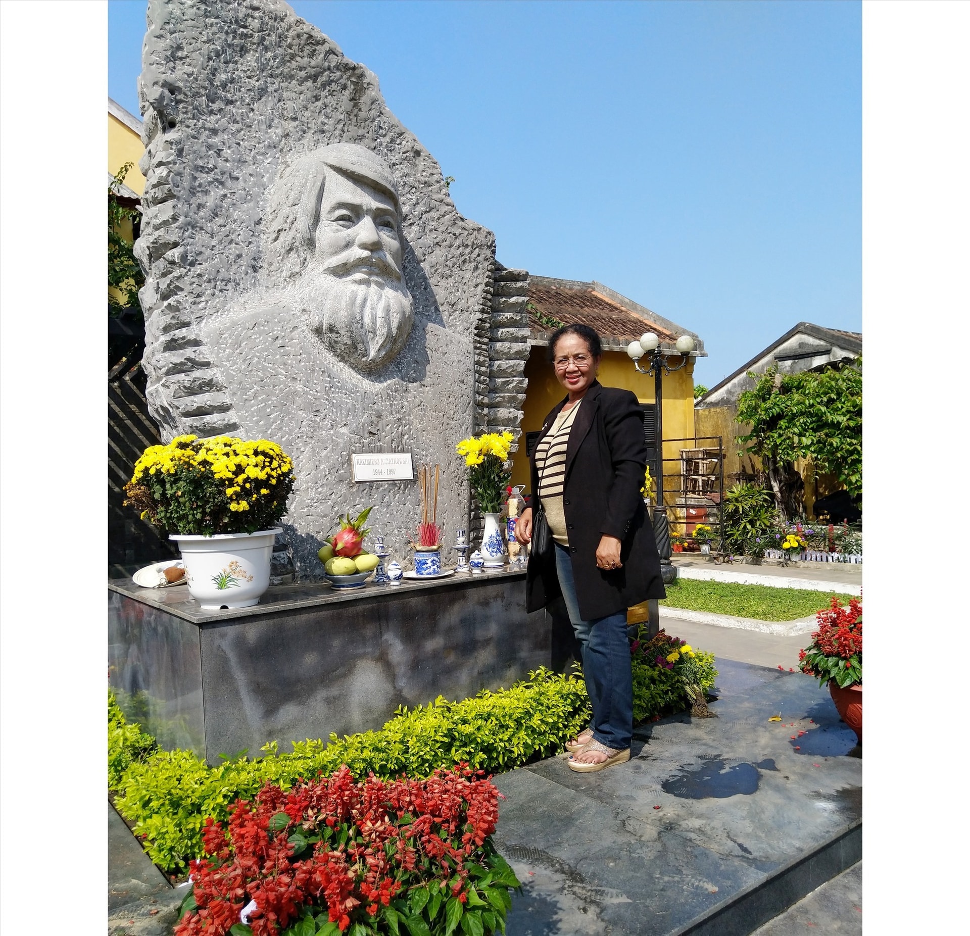 Ms. Truong Thi Xuan, a receptionist who was assigned to Kazik’s cook is burning incense at Kazik Park.