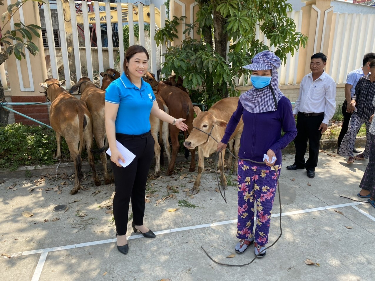 Hội LHPN xã Điện Thị trao 8 bò giống trị giá 136 triệu đồng cho phụ nữ thoát nghèo, cận nghèo. Ảnh: N.Trang