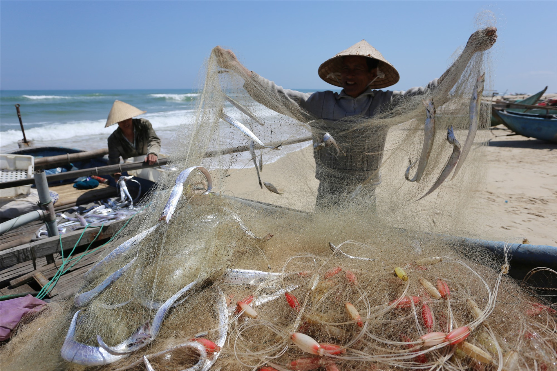 Ngư dân Nguyễn Văn Thính (66 tuổi, thôn Tỉnh Thủy) cùng con trai gỡ mẻ lưới gần 100kg cá hố