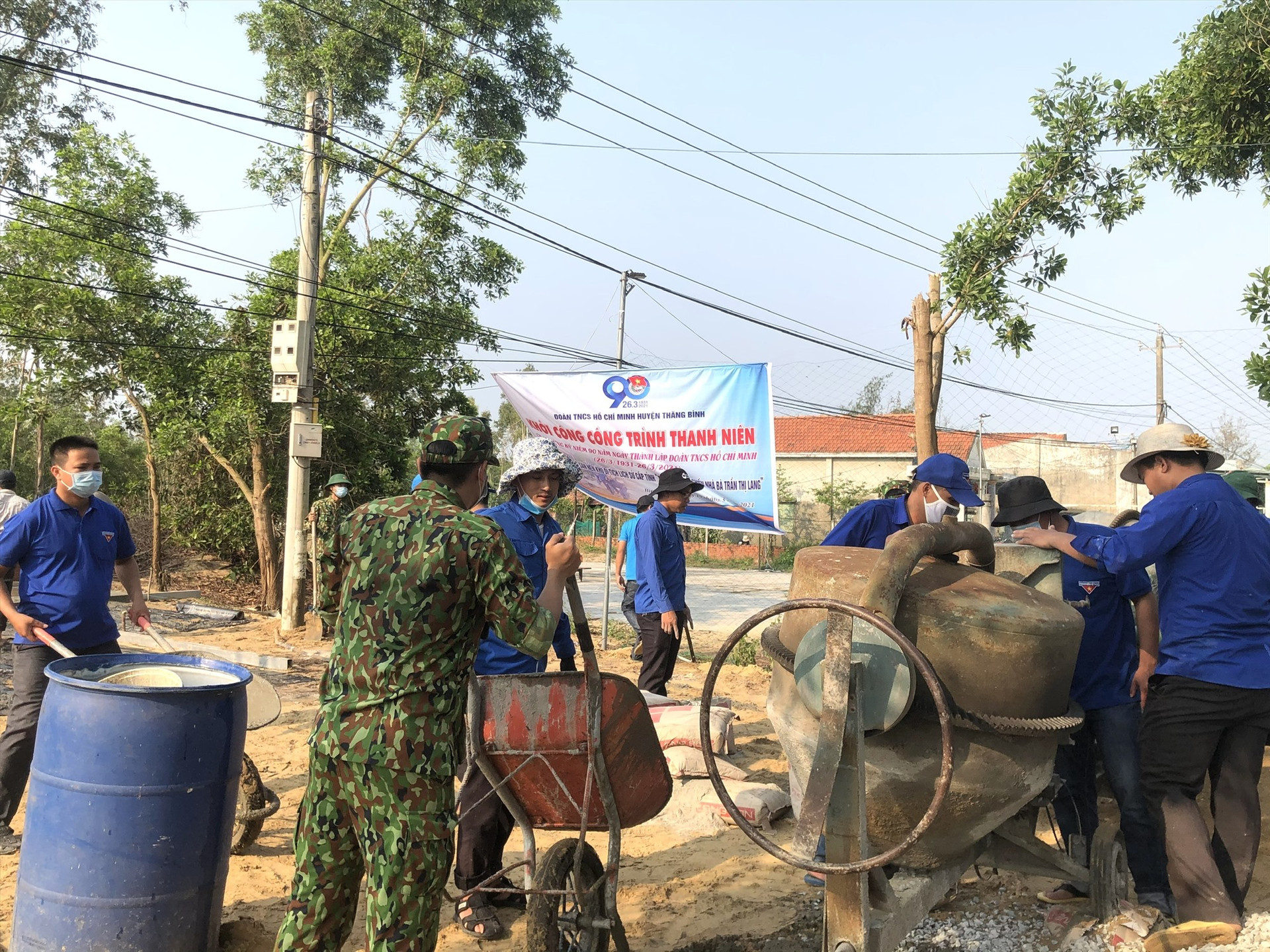 Đoàn viên thanh niên huyện Thăng Bình thi công bê tông sân nền khu di tích lịch sử cấp tỉnh. Ảnh: Thu Sương