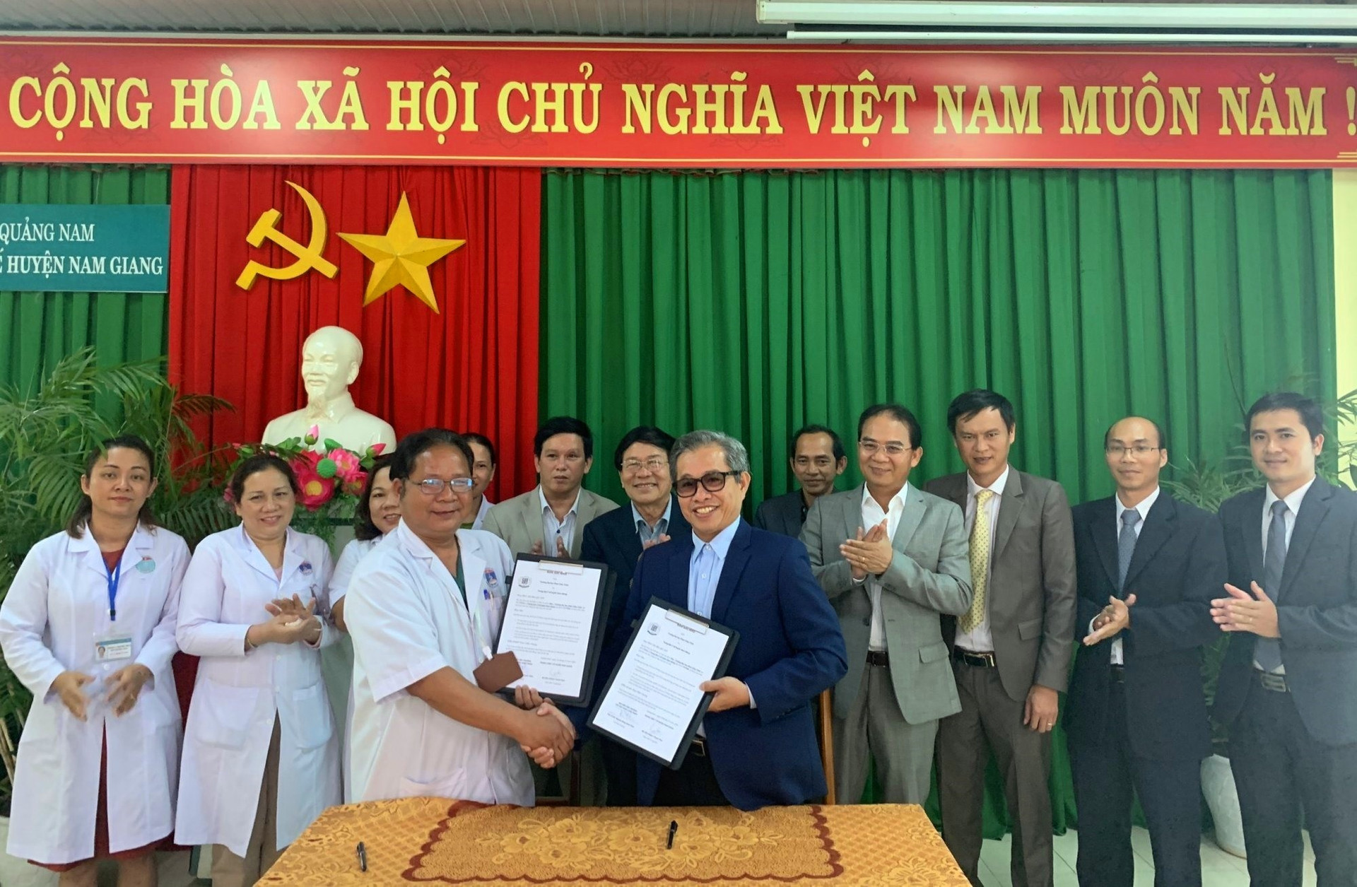Trường Đại học Phan Châu Trinh và Trung tâm Y tế Nam Giang ký kết hợp tác: Ảnh: V.M