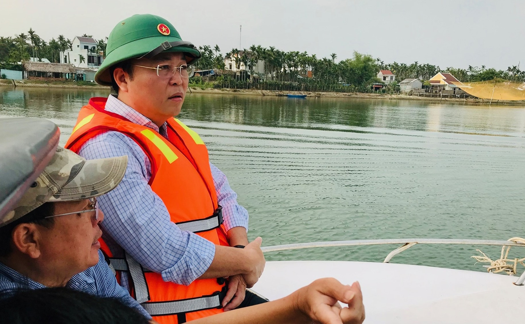Lãnh đạo các địa phương liên quan báo cáo Chủ tịch UBND tỉnh về thực trạng quản lý vùng hạ lưu sông Thu Bồn. Ảnh: Q.T
