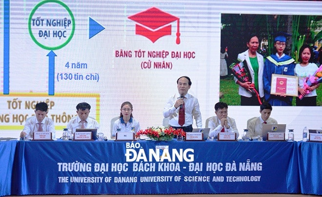 Ban tư vấn tuyển sinh giải đáp thắc mắc cho học sinh, phụ huynh. Ảnh: NGỌC PHÚ