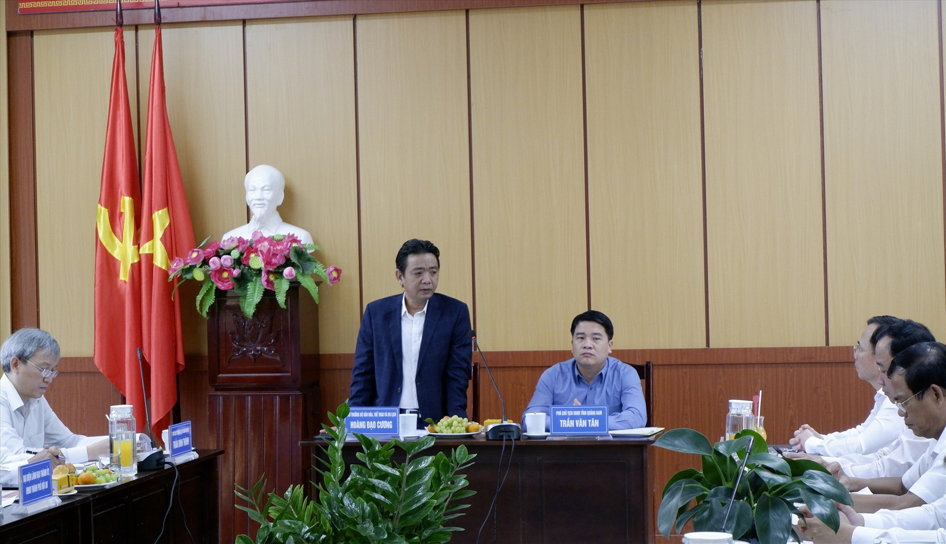 Thứ trưởng Hoàng Đạo Cương và Phó Chủ tịch UBND tỉnh Trần Văn Tân chủ trì buổi làm việc về các vấn đề của di sản tại Quảng Nam, trong đó nhấn mạnh tính cấp thiết phải trùng tu Chùa Cầu. Ảnh: L.Q