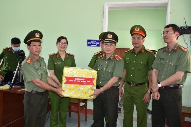 Thiếu tướng Nguyễn Đức Dũng, Giám đốc Công an tỉnh tặng quà động viên CBCS làm nhiệm vụ cấp CCCD của Công an huyện Đại Lộc