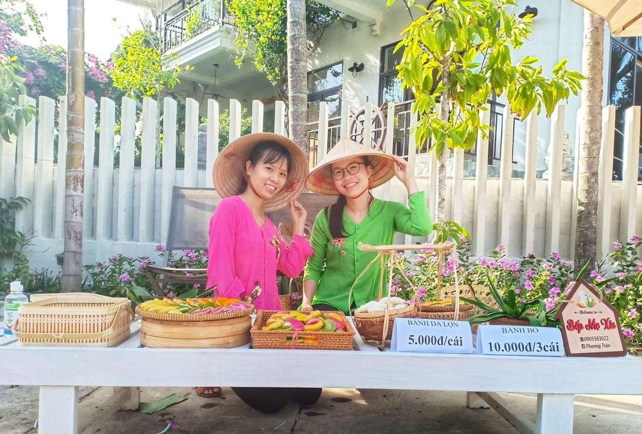 Chị Trần Thị Phượng (bên phải) rẽ hướng khởi nghiệp với nghề làm bánh da lợn. Ảnh: N.Trang