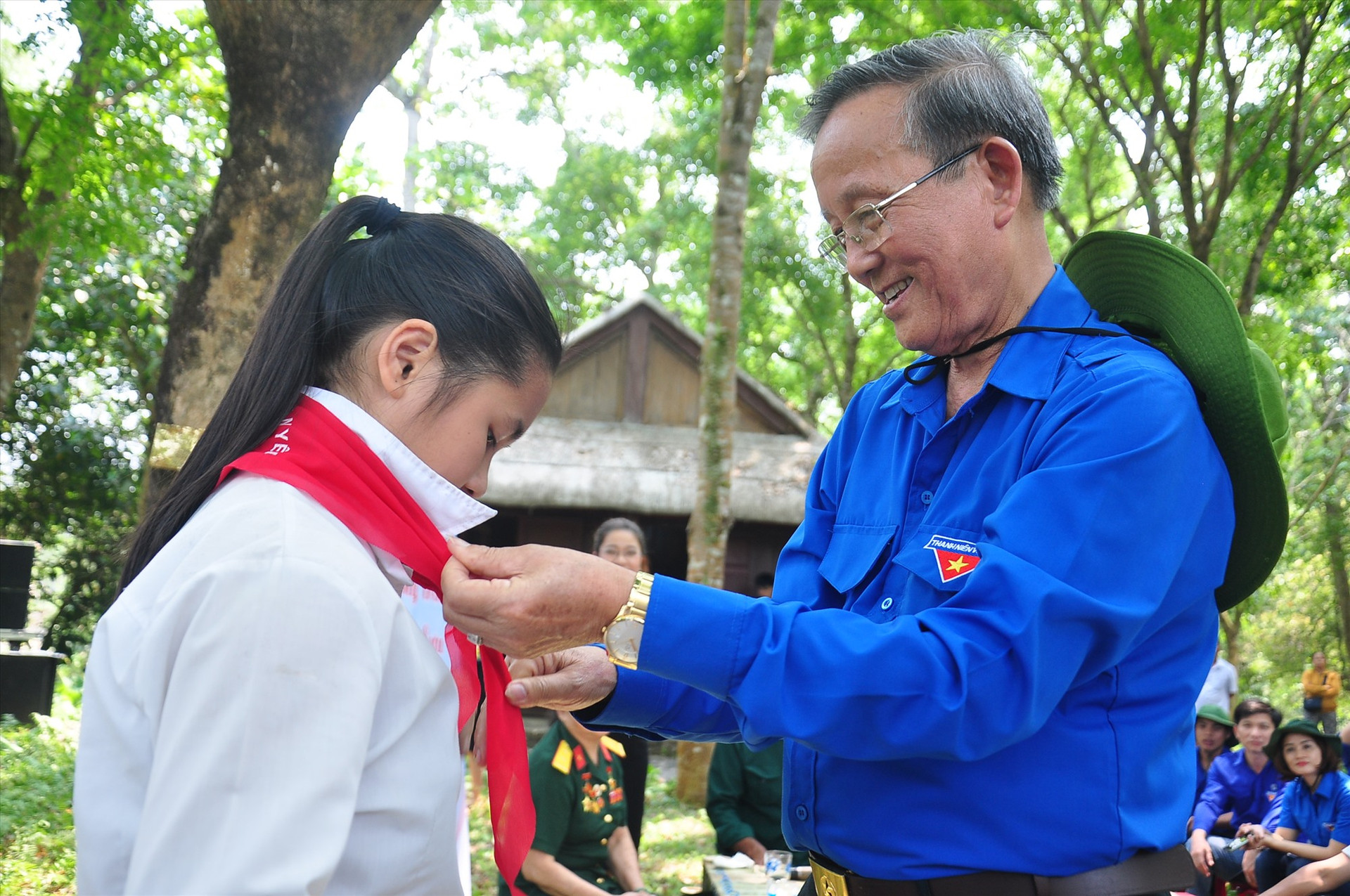 Ông Đỗ Tấn Hùng tặng một học sinh huyện Bắc Trà My chiếc khăn quàng đỏ - kỷ vật thời còn làm công tác đoàn. Ảnh: VINH ANH
