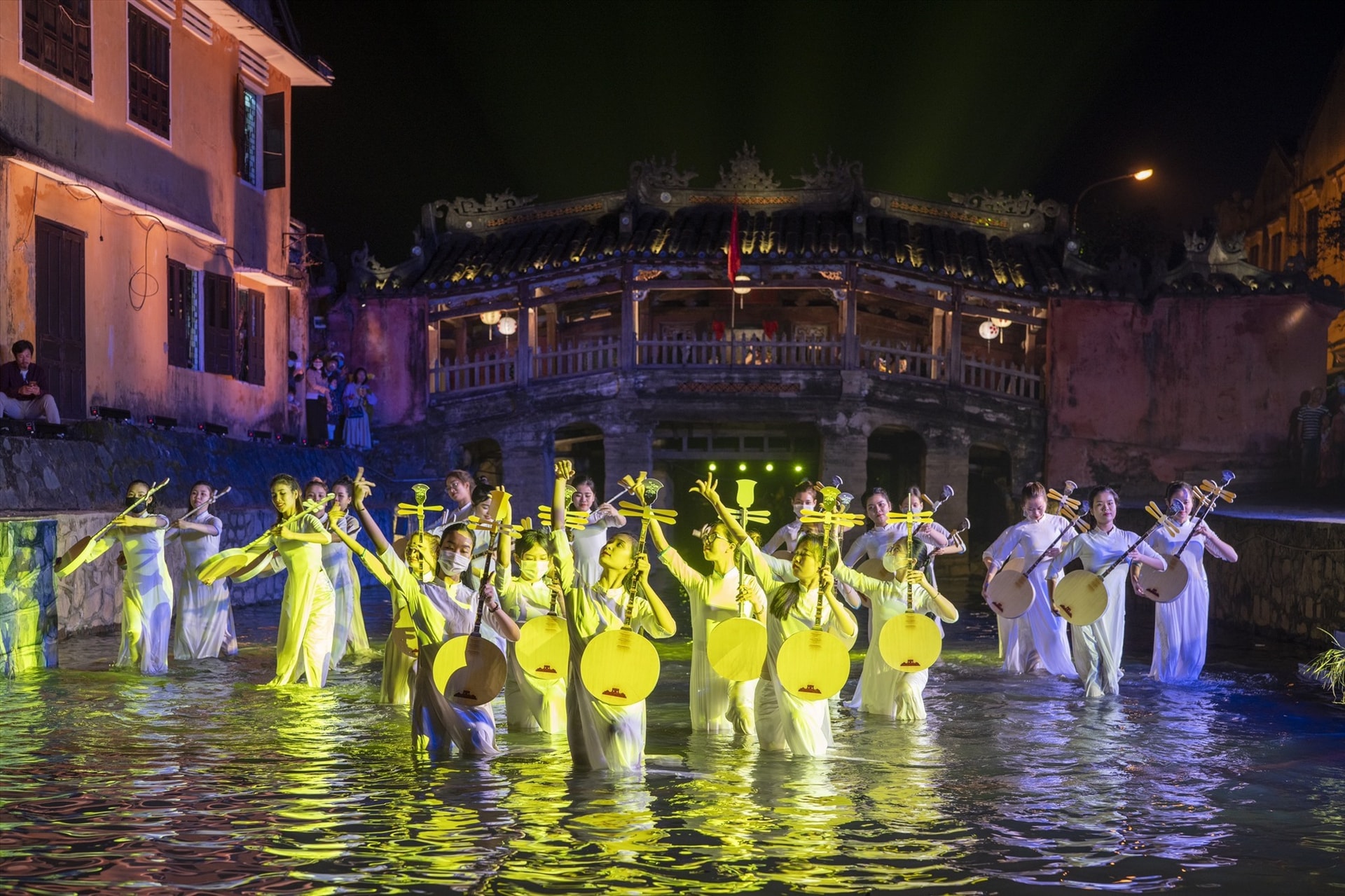 An unique performance serving tourists to Hoi An city