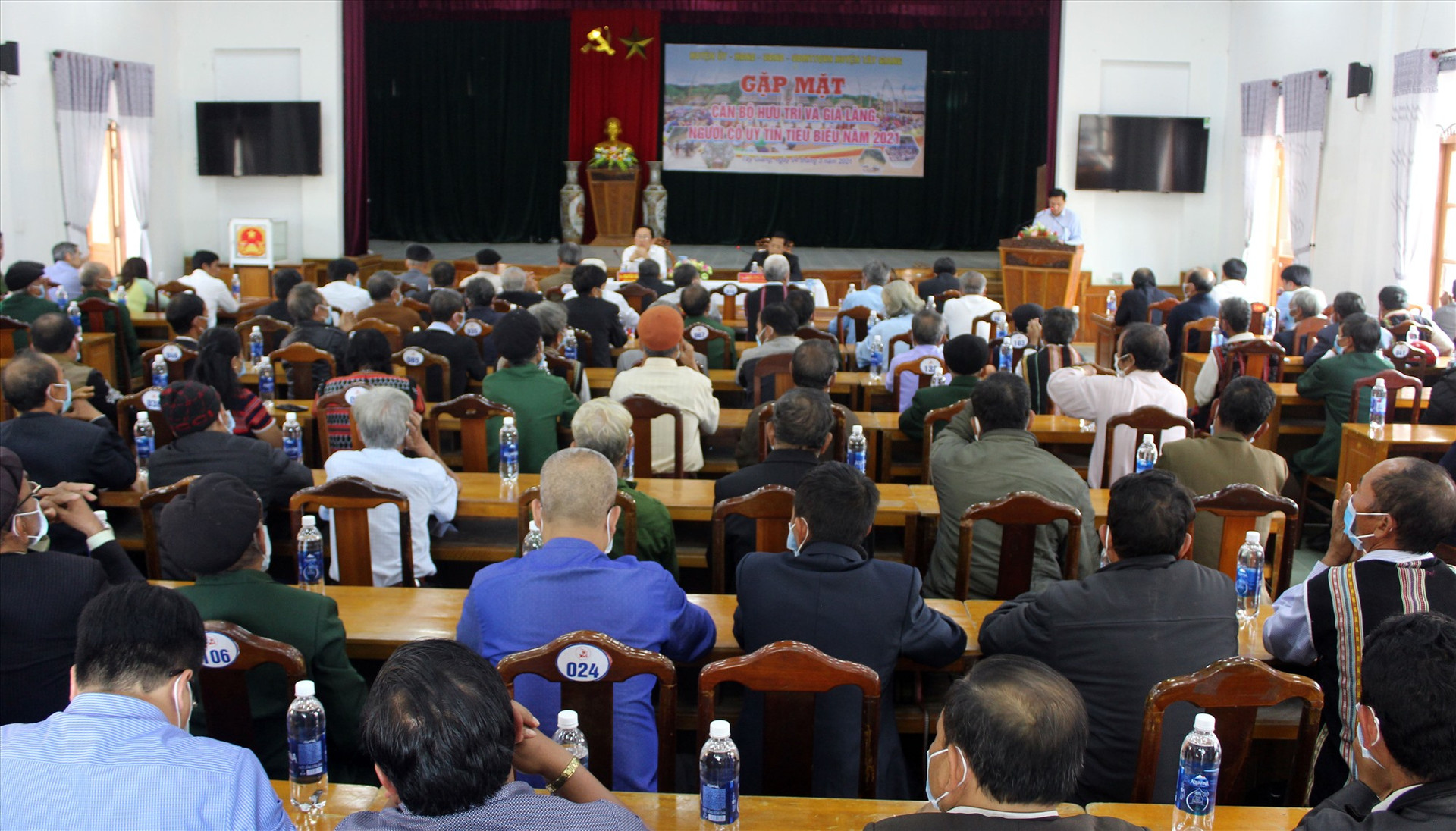 Huyện Tây Giang tổ chức buổi gặp mặt các già làng, người có uy tín để kêu gọi hỗ trợ tuyên truyền về công tác bầu cử. Ảnh: Đ.H