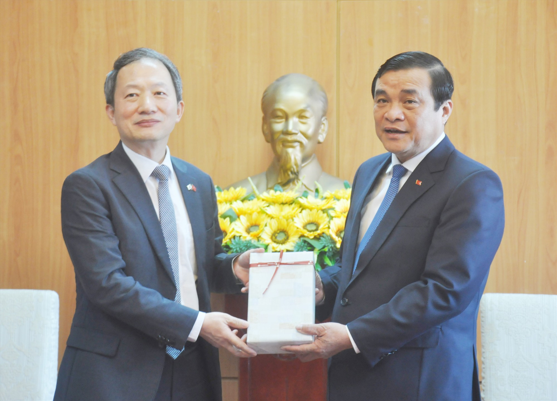 Ông Ahn Min Sik - Tổng Lãnh sự Hàn Quốc tại TP.Đà Nẵng tặng quà lưu niệm cho Bí thư Tỉnh ủy Phan Việt Cường. Ảnh: N.Đ