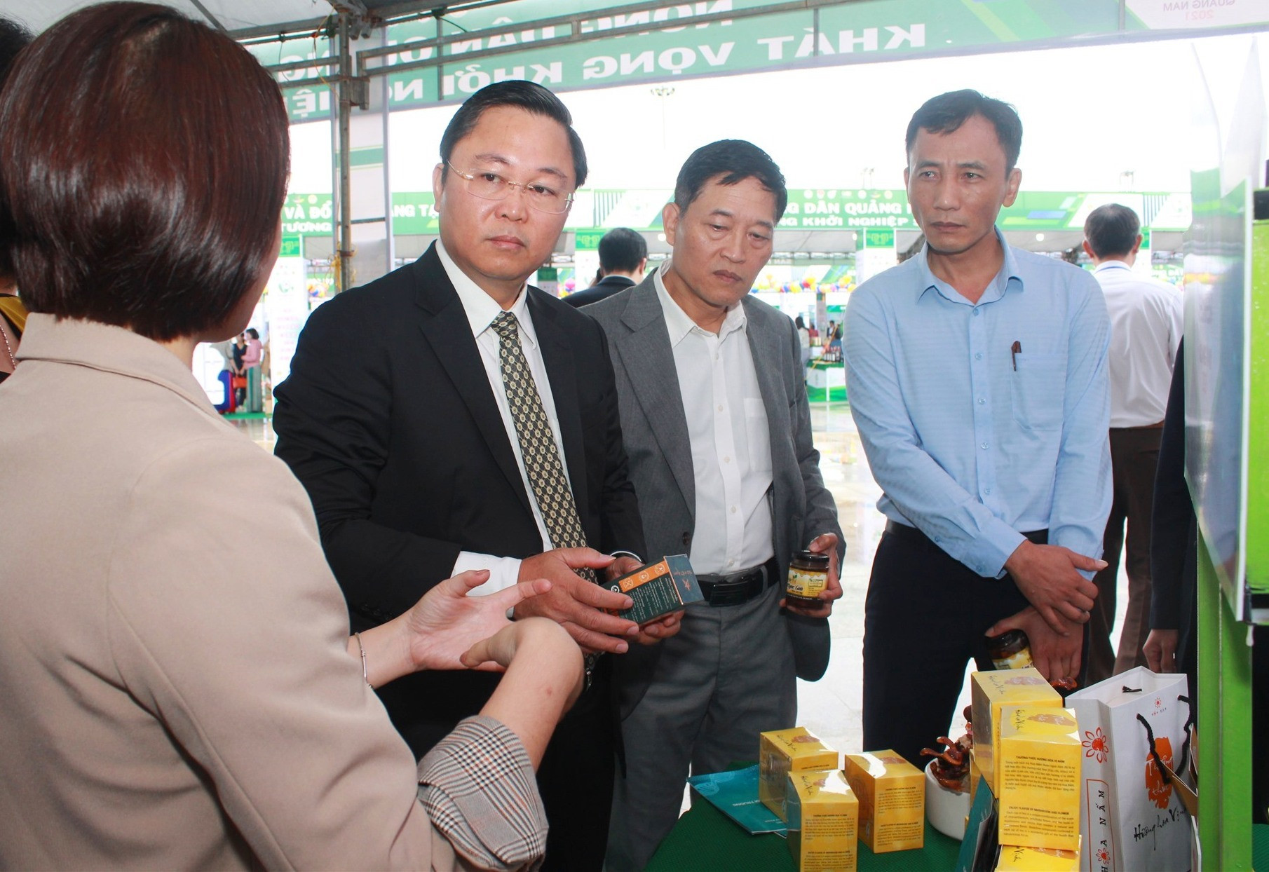 Thứ trưởng Bộ KH-CN Trần Văn Tùng cùng Chủ tịch UBND tỉnh Lê Trí Thanh thăm các gian hàng khởi nghiệp. Ảnh: C.V
