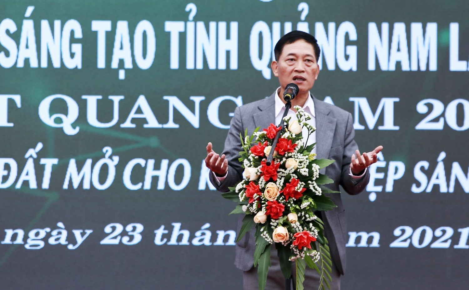 Thứ trưởng Bộ KH-CN Trần Văn Tùng chia sẻ với cộng đồng khởi nghiệp tại lễ khai mạc. Ảnh: C.V