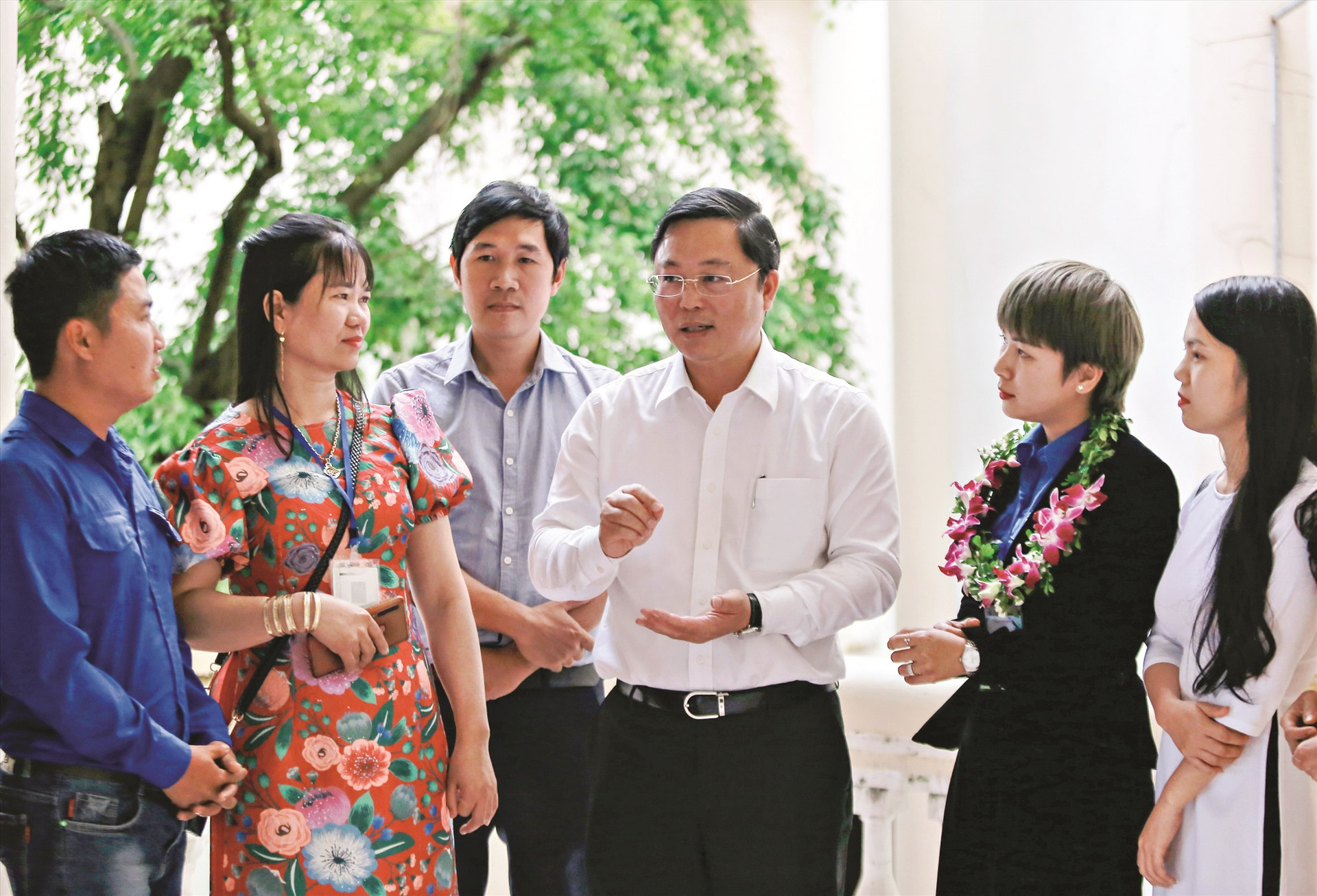 Chủ tịch UBND tỉnh Lê Trí Thanh trao đổi với thanh niên khởi nghiệp. Ảnh: CÔNG VINH