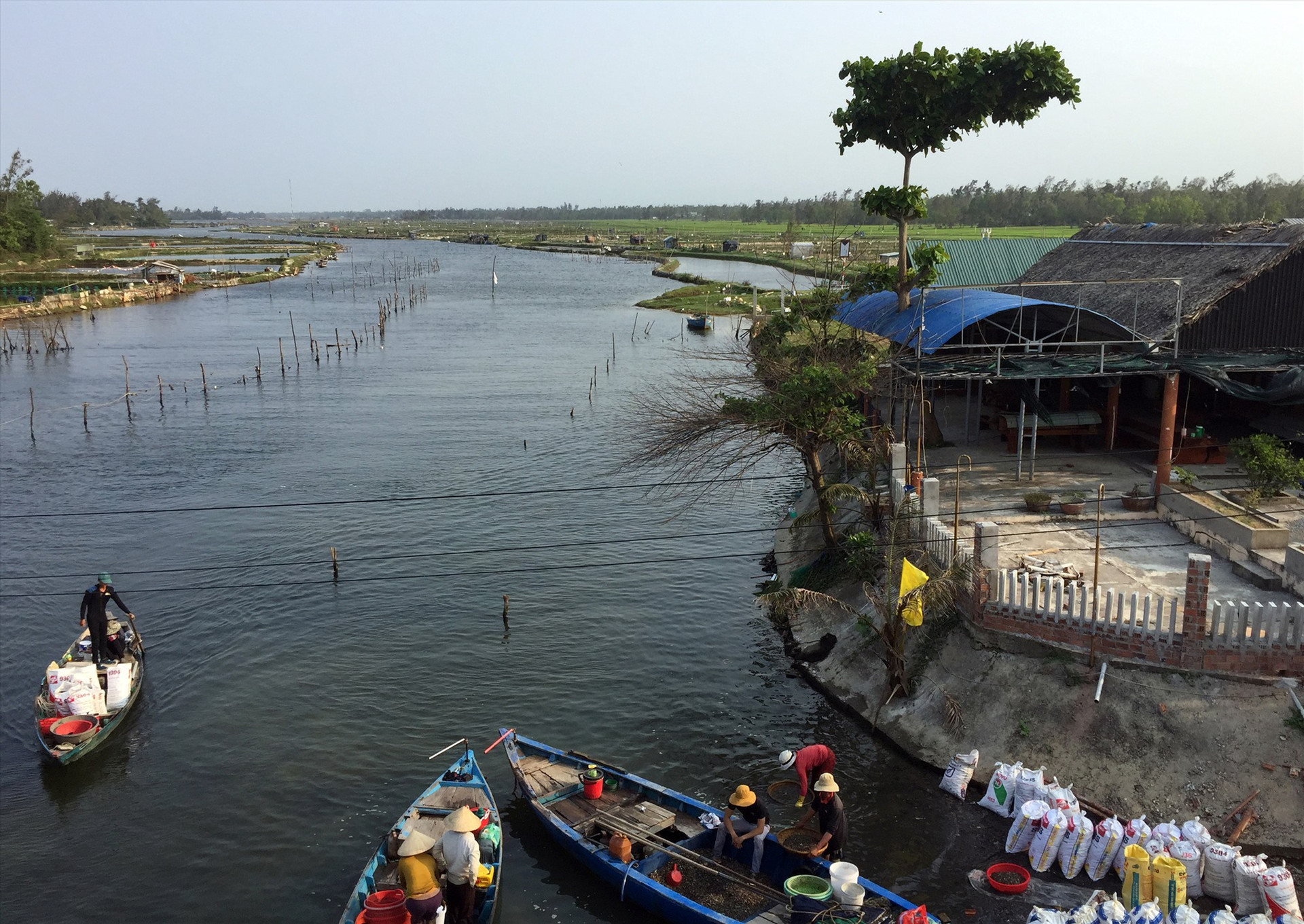 Bến sông tiếp giáp giữa xã Tam Tiến (Núi Thành) và Tam Thanh (TP.Tam Kỳ), nơi bắt đầu công trình đê ngăn mặn sông Trường Giang.