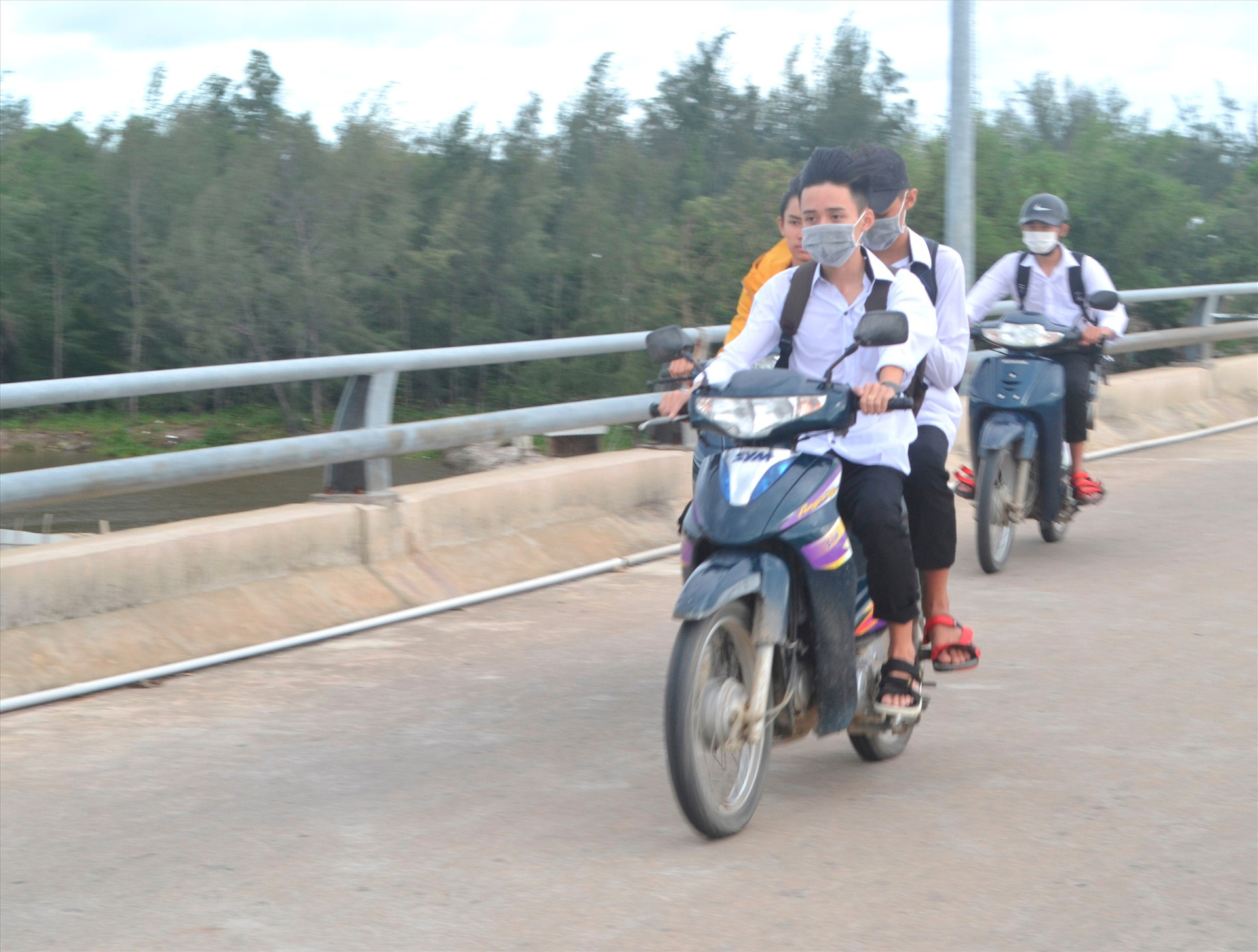 Tình trạng học sinh chưa đủ tuổi đi xe máy, chở 3 khá phổ biến.