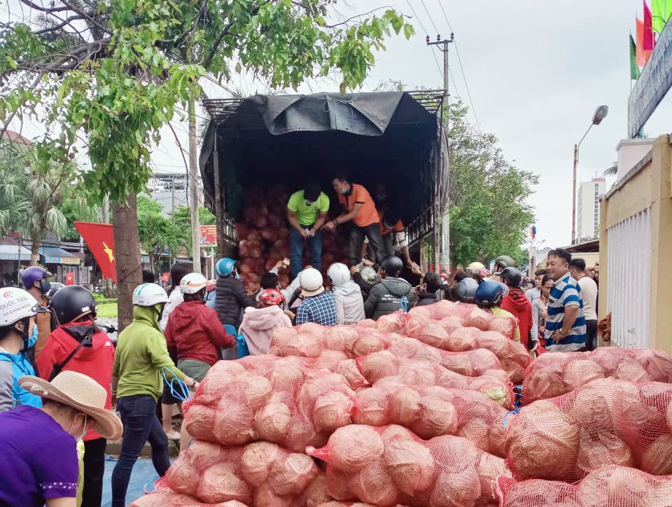 Người dân Quảng Nam mua ủng hộ nông sản cho nông dân tỉnh Hải Dương.