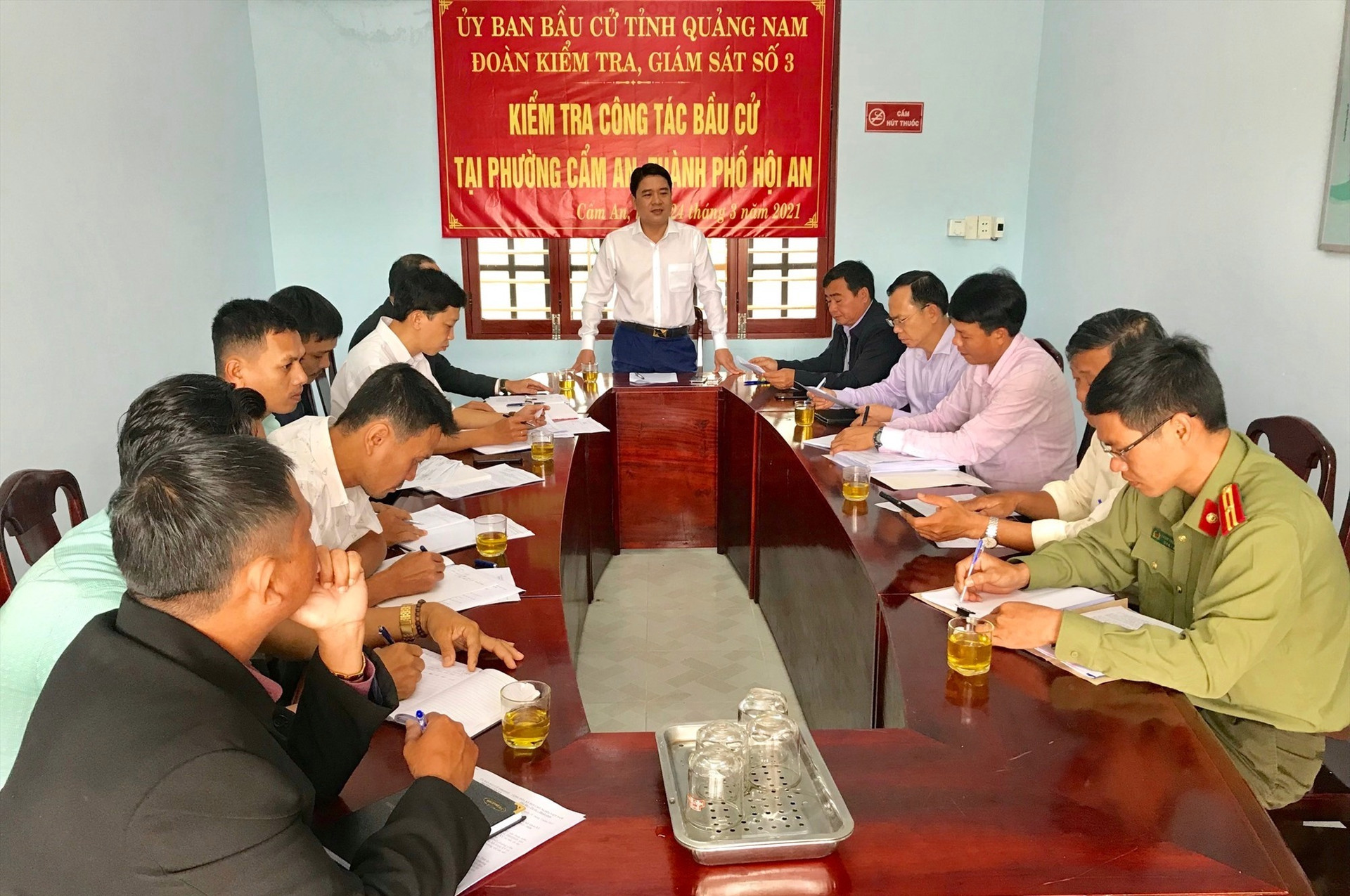 hó Chủ tịch UBND tỉnh Trần Văn Tân chủ trì buổi kiểm tra công tác chuẩn bị bầu cử tại phường Cẩm An. Ảnh: Q.T