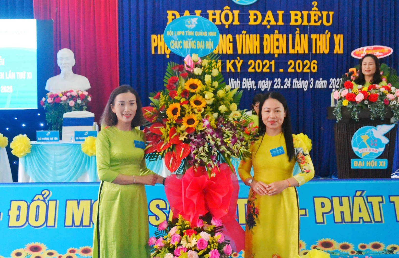 Phó Chủ tịch Thường trực Hội LHPN tỉnh Trần Thị Mỹ Phương (đứng bên phải) tặng hoa chúc mừng đại hội. Ảnh: CT