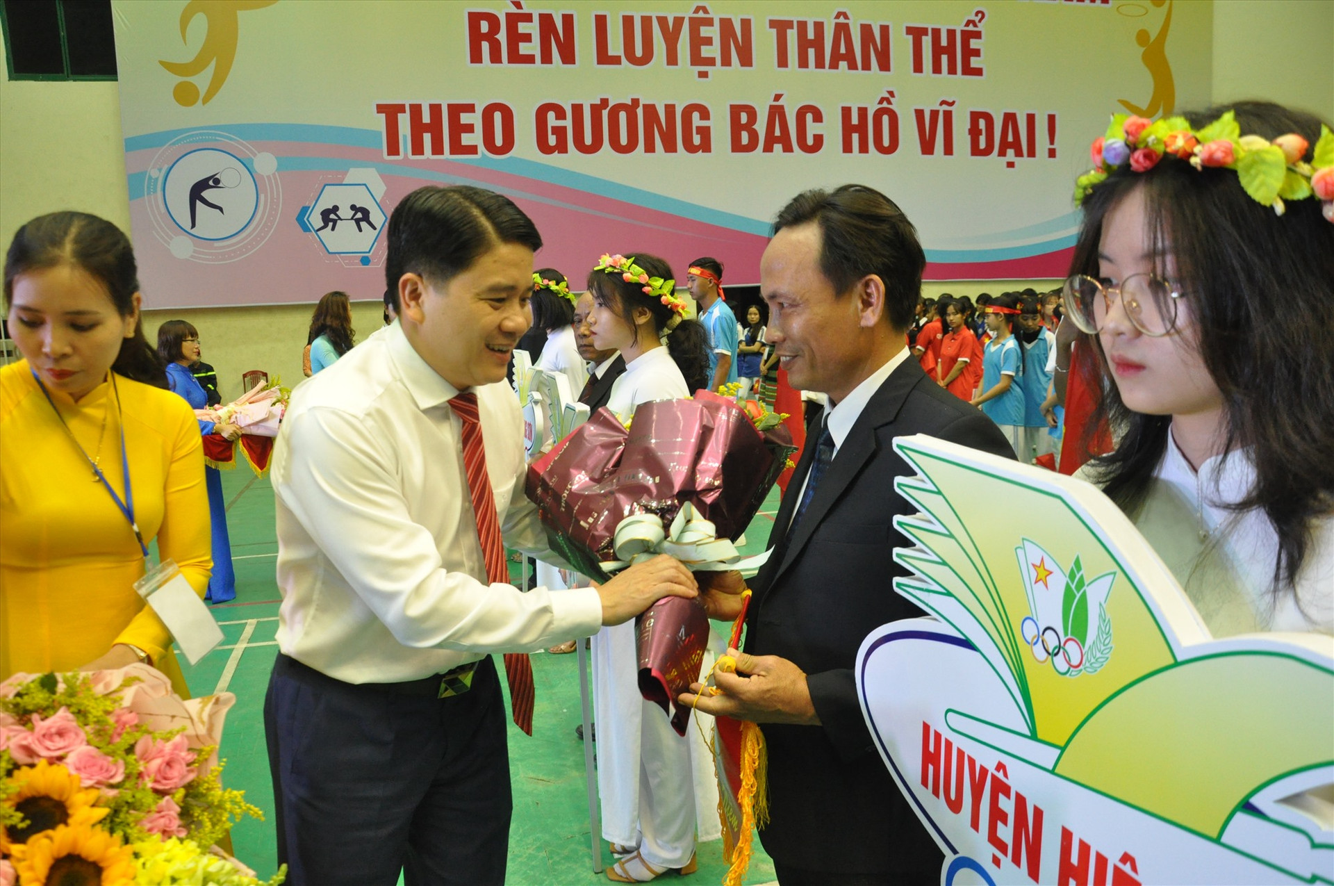 Phó Chủ tịch UBND tỉnh Trần Văn Tân động viên các đoàn tham gia HKPĐ tỉnh. Ảnh: X.P