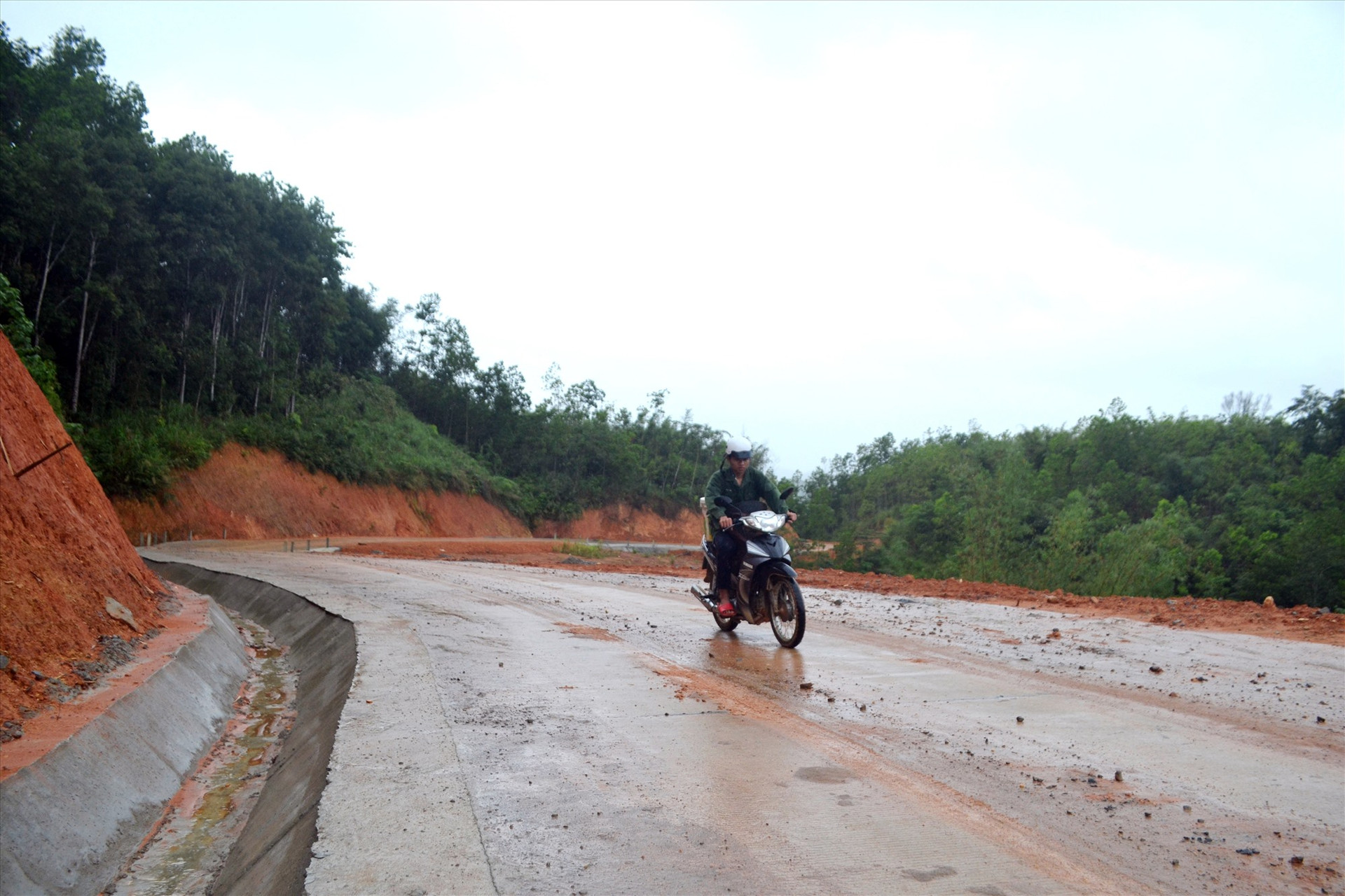 Dự án tuyến đường Prao-Tà Lu-Zà Hung thi công sắp hoàn thành. Ảnh: C.T