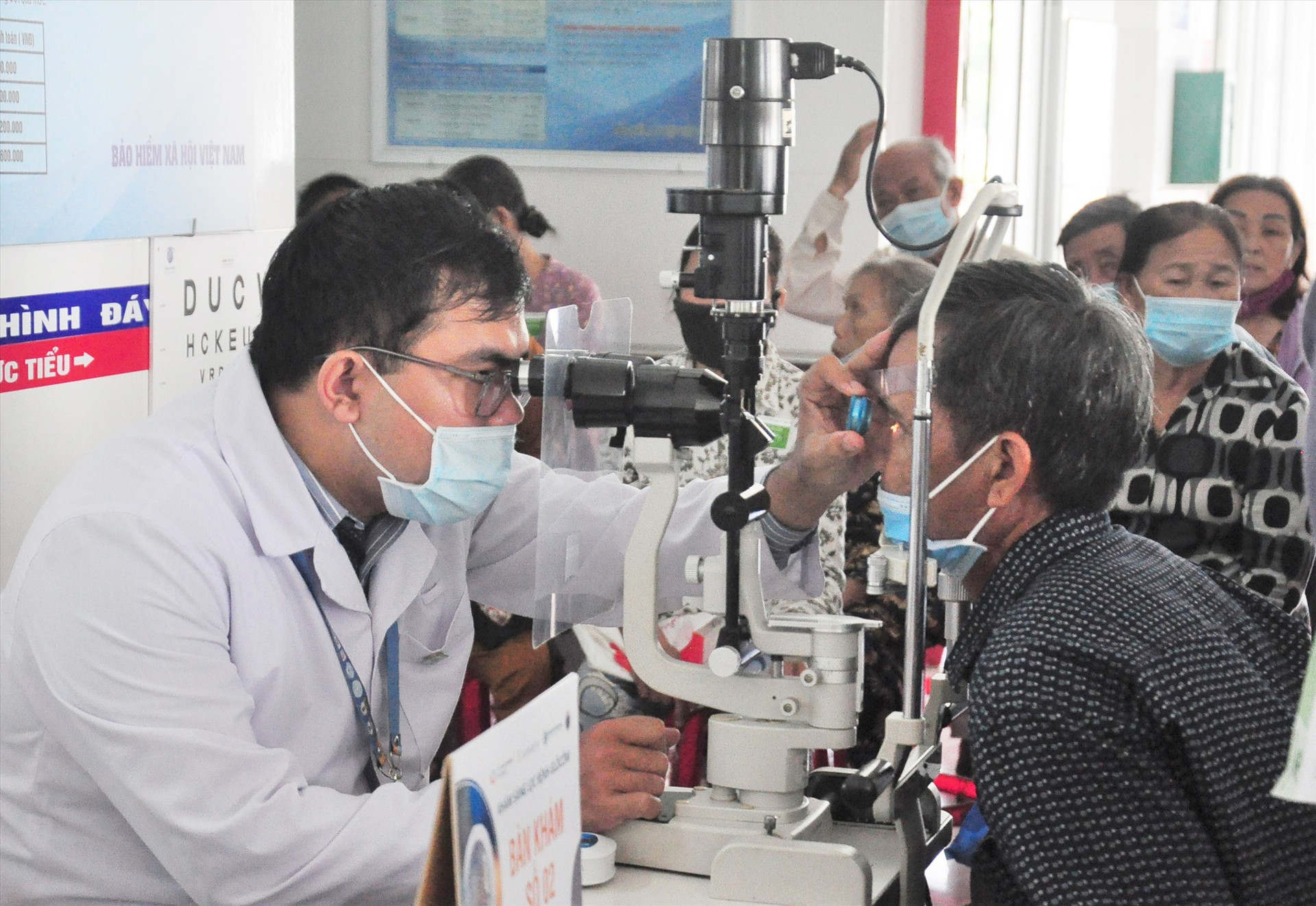 Bệnh viện Mắt Quảng Nam tổ chức khám sàng lọc mắt cho người dân. Ảnh: V.A