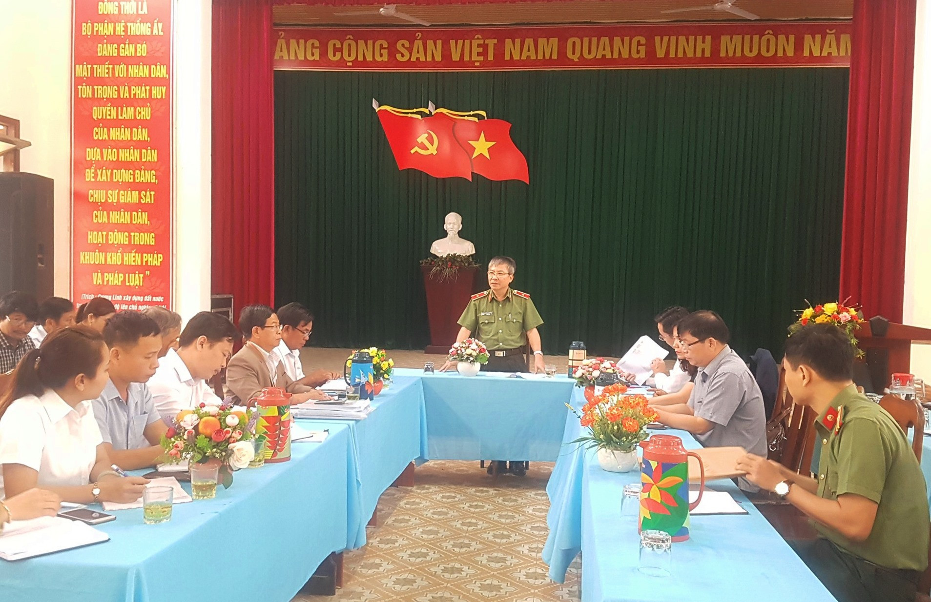 Thiếu tướng Nguyễn Đức Dũng - Trưởng Đoàn kiểm tra số 5 của Ủy ban Bầu cử tỉnh kiểm tra công tác bầu cử tại Đại Lộc. Ảnh: D.L