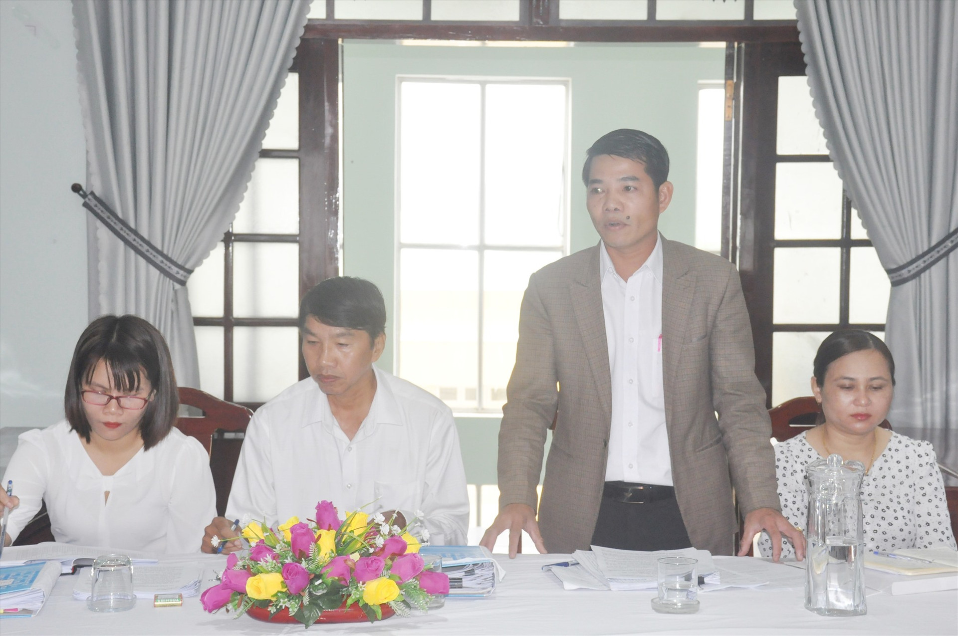 ông Võ Văn Tuấn - Chủ tịch UBBC xã Quế Thọ báo cáo với đoàn kiểm tra bầu cử của tỉnh về các nội dung liên quan đến công tác chuẩn bị bầu cử trên địa bàn. Ảnh: N.Đ