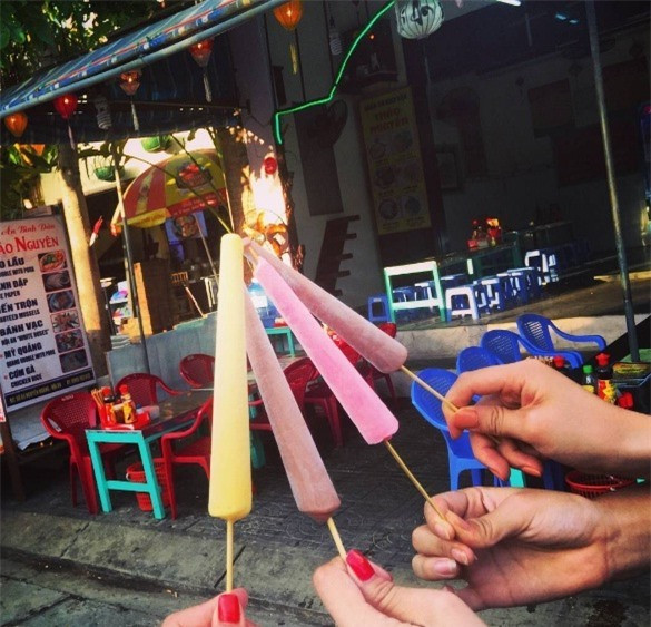 Tube ice-cream is also popular with visitors to Hoi An because it is eye-catching, delicious and cheap.