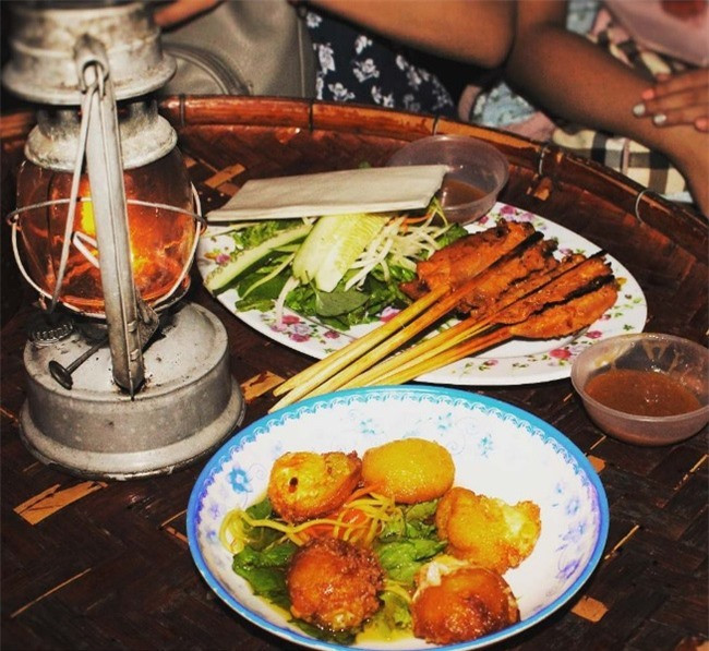 Grilled meat rolls It is really regrettable to ignore this street food in Hoi An. Grilled meat rolls are always pleasing those who enjoy it.