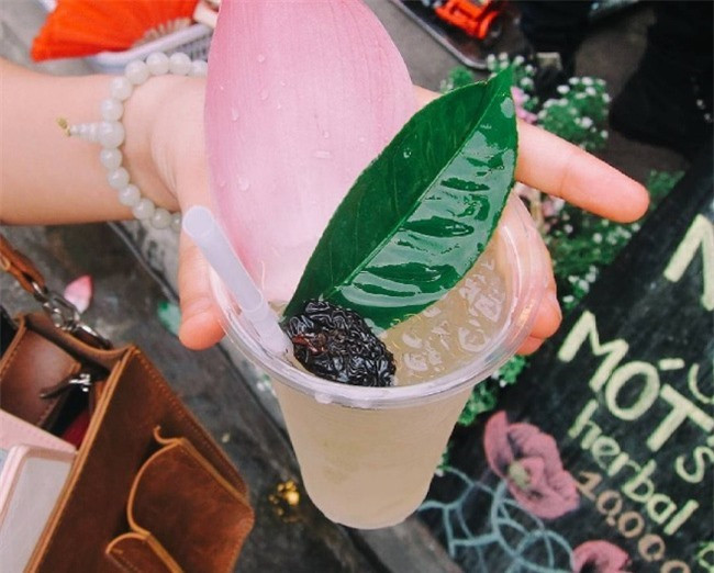 Lotus leaf tea is a popular drink in Hoi An. Its flavour is a combination of green tea and lotus. Lotus leaf tea is both delicious and eye-catching. Ảnh: Instagram's gausquare