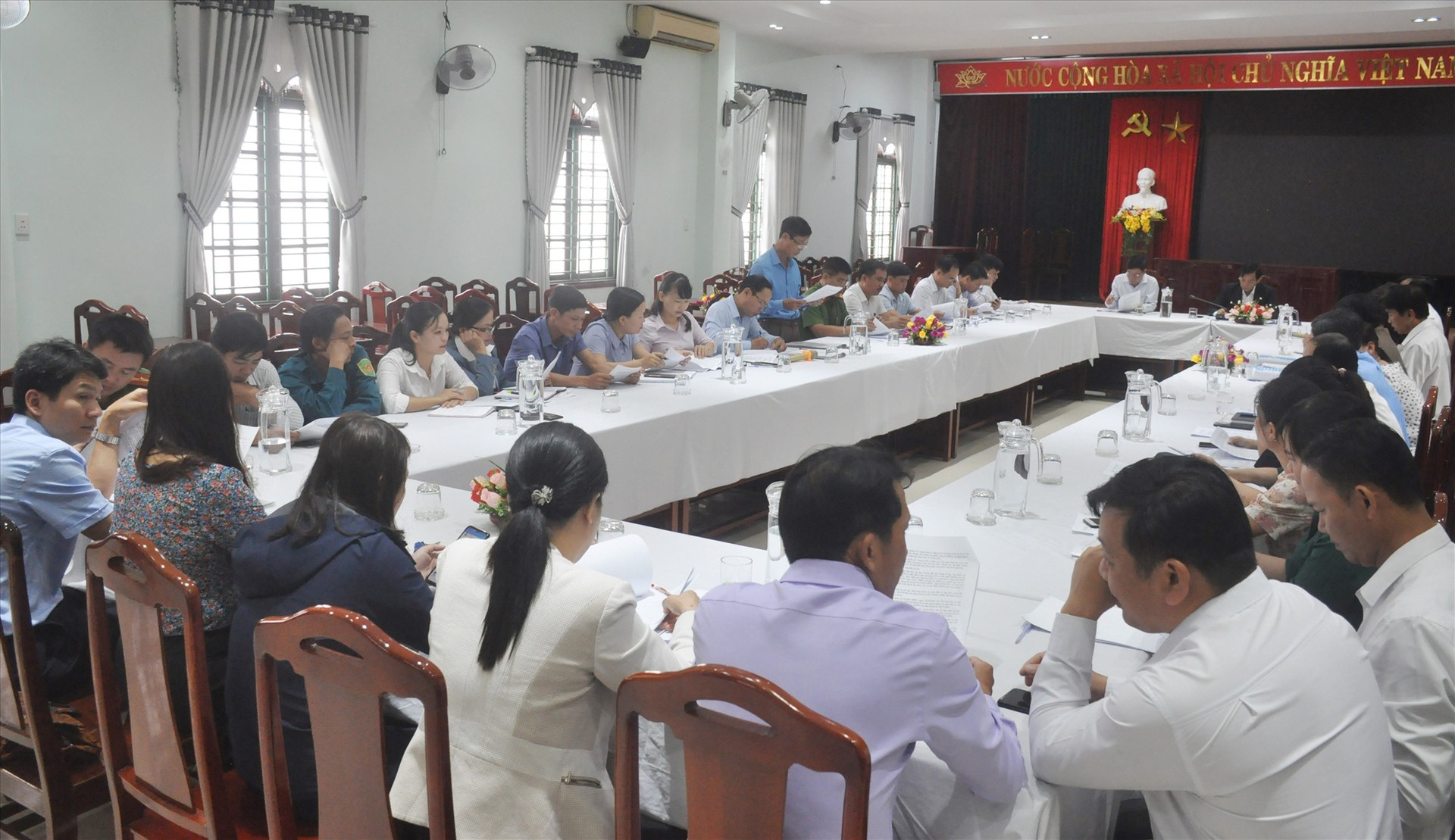 Đoàn kiểm tra số 2 của UBBC tỉnh do Trưởng ban Tổ chức Tỉnh ủy Nguyễn Chín làm trưởng đoàn làm việc với UBBC huyện Hiệp Đức về công tác chuẩn bị bầu cử vào sáng nay 25.3. Ảnh: N.Đ