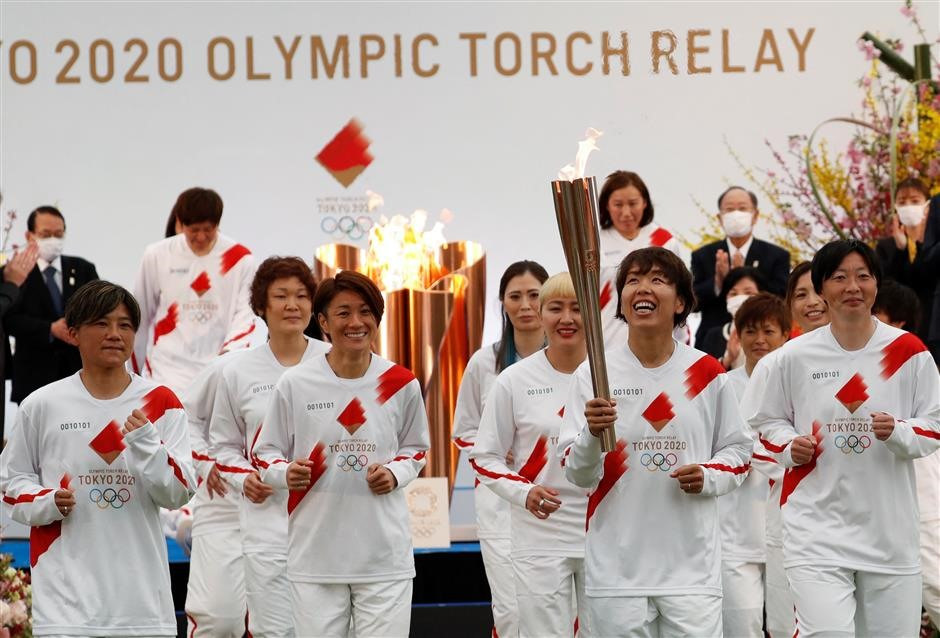Các thành viên trong đội tuyển từng vô địch giải World Cup bóng đá nữ năm 2011 là những vận động viên chạy tiếp sức đầu tiên trong cuộc rước đuốc Olympic Tokyo. Ảnh: AFP