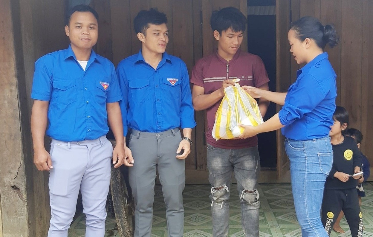 Coor Thị Phước cùng ĐVTN kịp thời thăm tặng quà ĐVTN khó khăn