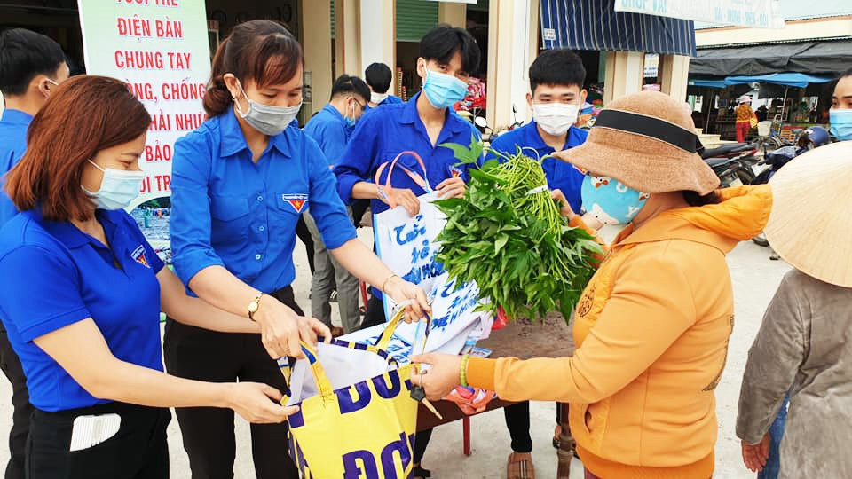 Phát miễn phí túi xách thân thiện với môi trường cho người dân đi chợ tại chợ Phong Thử (Điện Thọ). Ảnh: Thị đoàn Điện Bàn.