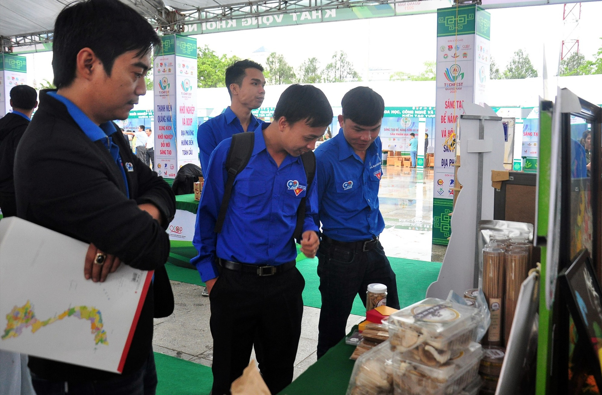 Tham quan gian trưng bày sản phẩm khởi nghiệp thanh niên tại Ngày hội Khởi nghiệp Quảng Nam lần thứ 2. Ảnh: V.A