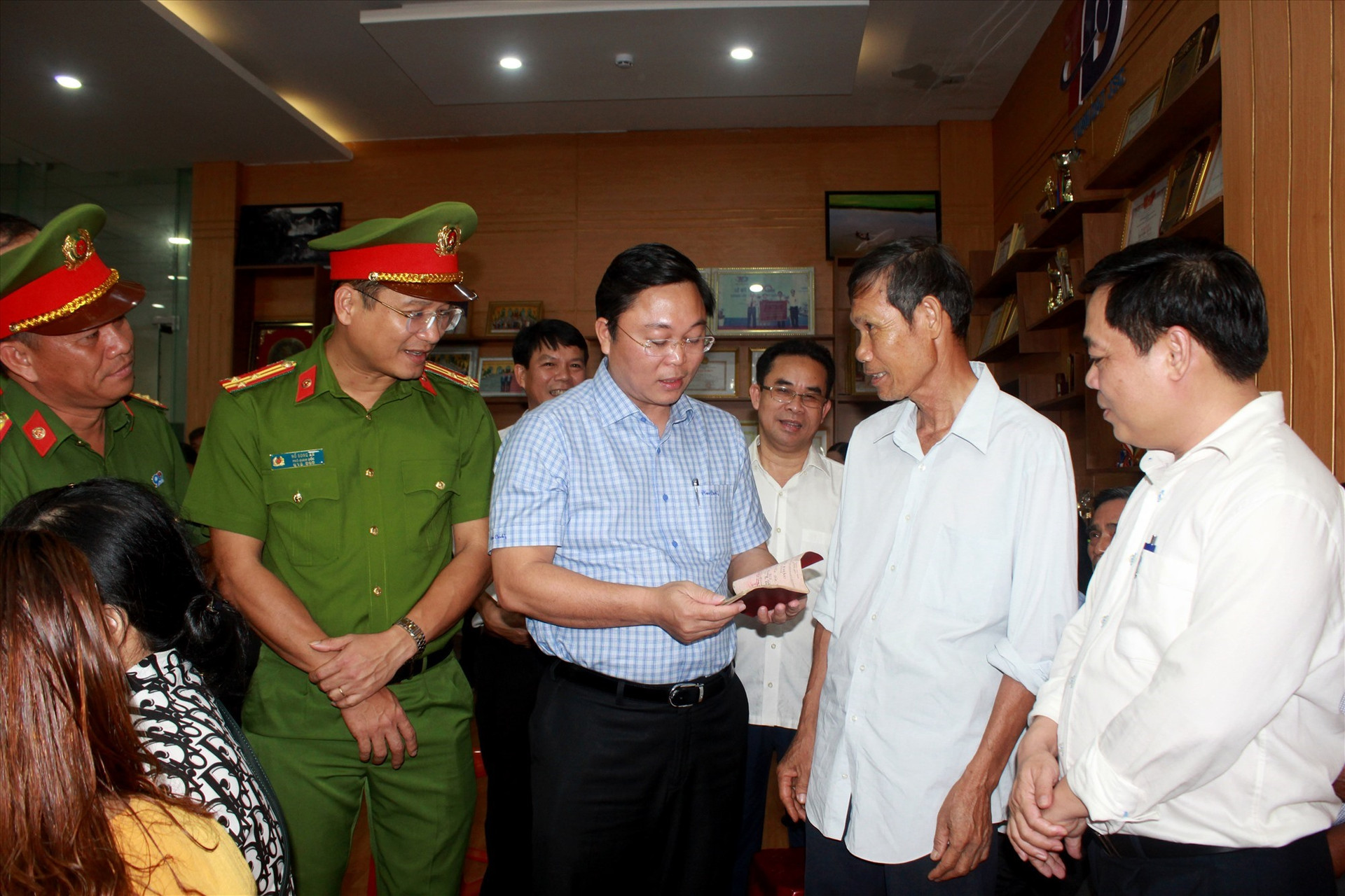 Chủ tịch UBND tỉnh Lê Trí Thanh nói chuyện với công dân đến làm thủ tục cấp căn cước công dân. Ảnh: T.C