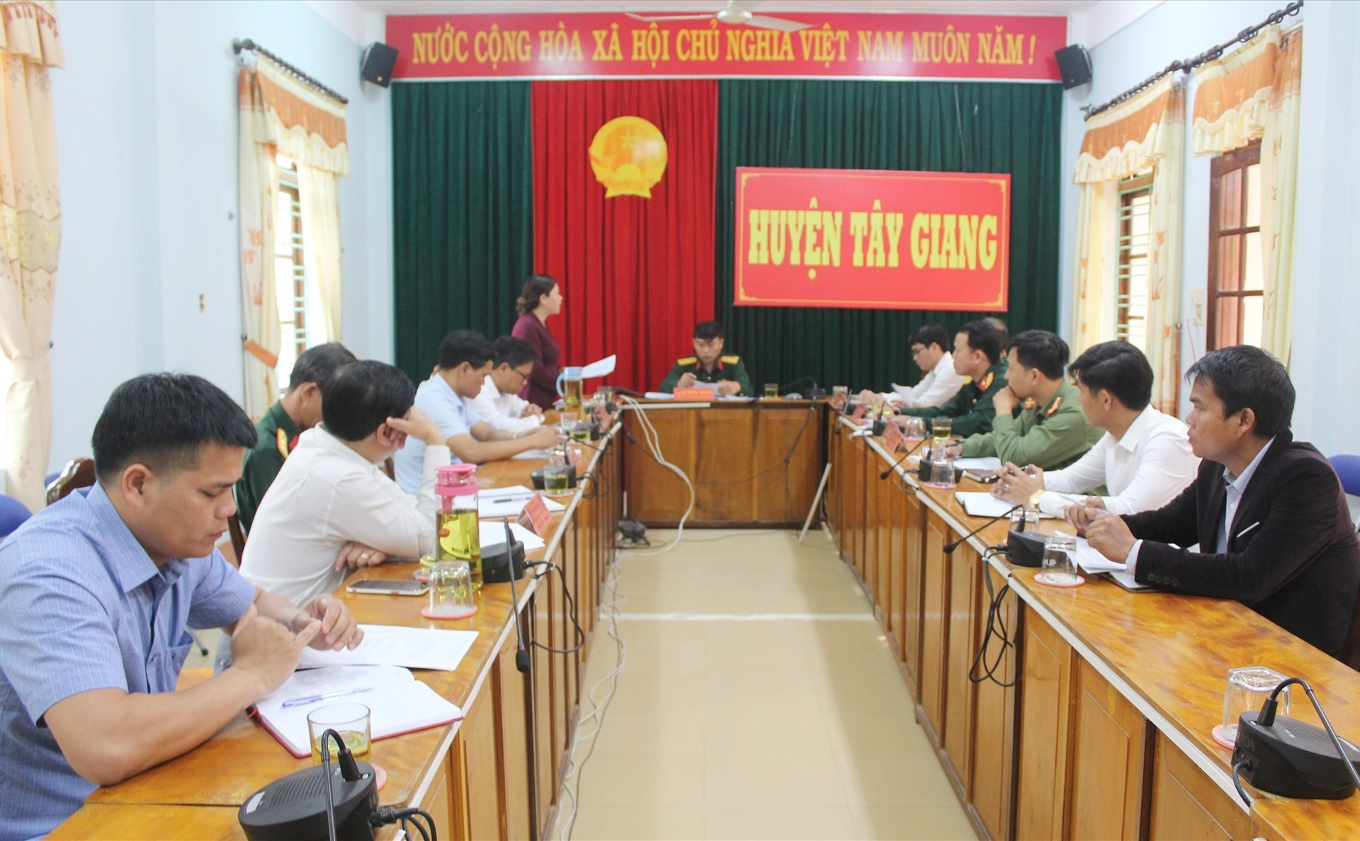 Đoàn công tác tỉnh nghe đại diện lãnh đạo UBBC Tây Giang báo cáo công tác chuẩn bị bầu cử