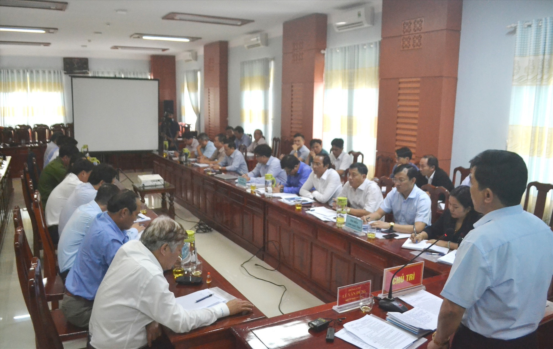 Đồng chí Lê Văn Dũng đề nghị huyện Tiên Phước thành lập tổ công tác chuyên trách GPMB. Ảnh: CT