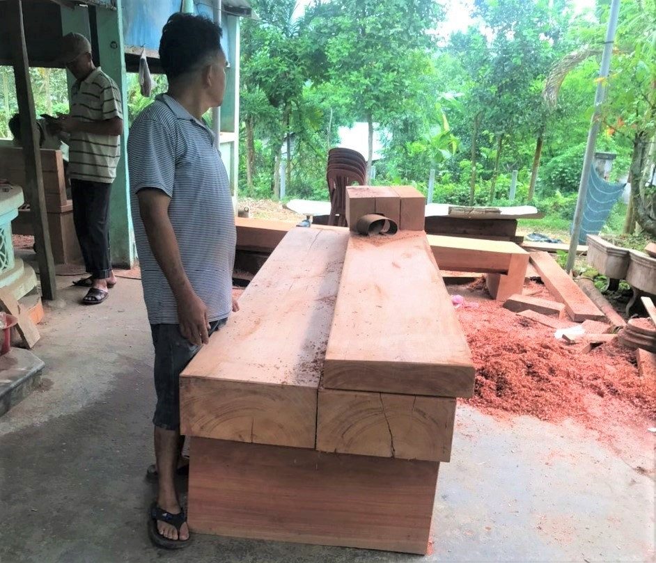 Số gỗ không có nguồn gốc được phát hiện tại nhà ông Nguyễn Ngọc Cảnh. Ảnh: K.L