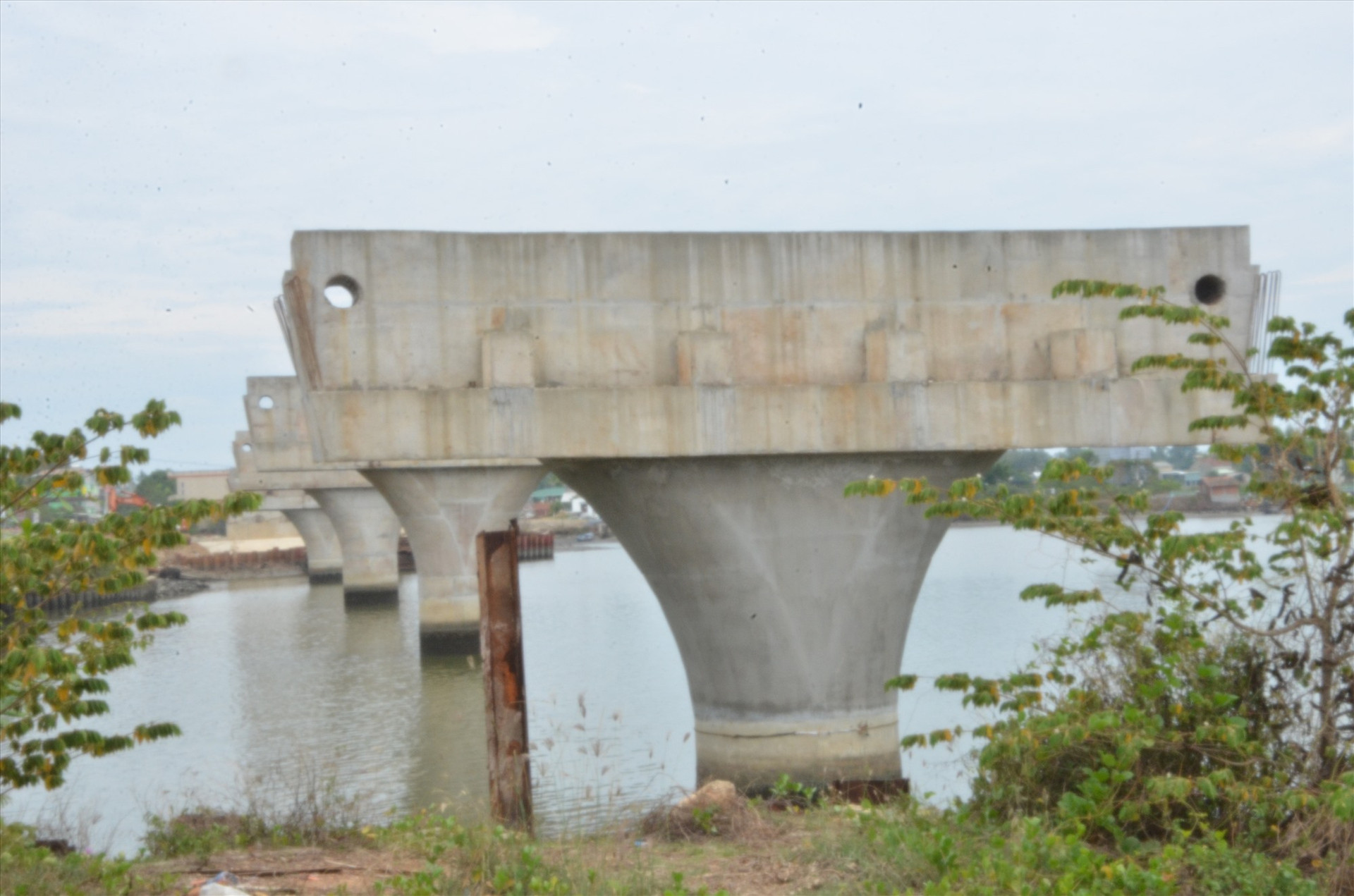 Cầu Tam Giang, nối bán đảo Tam Giang với đô thị Núi Thành nhiều năm thi công dở dang do vướng mặt bằng. Ảnh: H.P