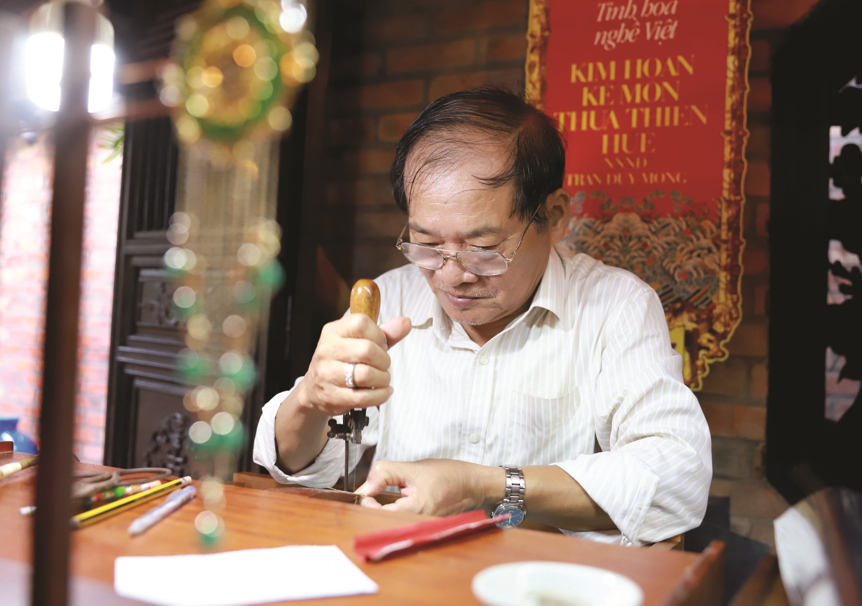 Dù tuổi cao, Nghệ nhân ưu tú Trần Duy Mong vẫn tự tay thiết kế và chế tác những tác phẩm kim hoàn mới.